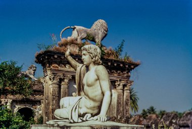 11 25 2022 Eski Koloni Harabeleri Kathgola Bagan Bari Murshidabad Batı Bengal Hindistan Asya 'da heykeller.