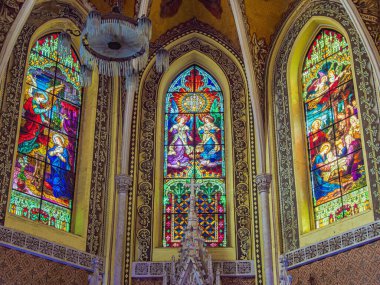 02 01: 2024 Kutsal İsmin Katedrali 'nde Lekeli Cam Sanatı, Güney Mumbai.Maharashtra INDIA Asya' daki Colaba Kilisesi