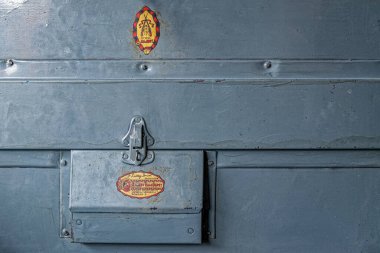 1216-2018-Eski Geleneksel Geleneksel Seyahat Etiketleri Eski Moda Bagaj Bagajı Mumbai Maharashtra Hindistan.