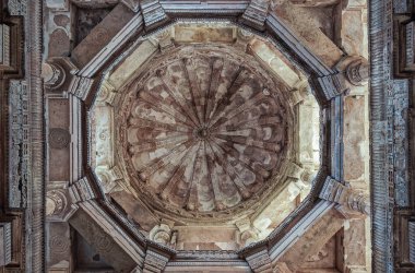 10 19 2007 Kubbe ve Portico, Jami Mescid, Champaner-Pavagad Arkeoloji Parkı, Gujarat, Hindistan, Asya