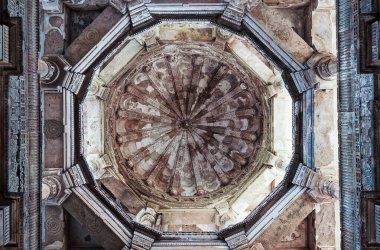 10 19 2007 Kubbe ve Portico, Jami Mescid, Champaner-Pavagad Arkeoloji Parkı, Gujarat, Hindistan, Asya