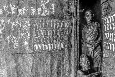 04 29 2011 Black and White vintage fotoğraf-warli resim & Sanatçı Dhamangaon köy Talasari taluka Maharashtra India.Asia Thane ilçesi.