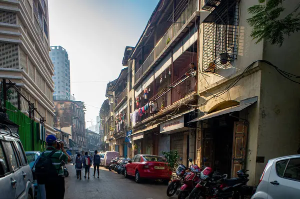 Chawl Konutları 'nda kurutulduğu için asılan 128 28 2017 Elbise' nin derin bir toplum anlayışı var. Mugbhat Lane sakinleri, Thakurdwar, Mumbai Maharashtra Hindistan Asya.