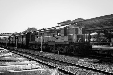 01 07 2009 Posta Ekspres Treninin Eski Siyah ve Beyaz Fotoğrafı Rajkot Tren İstasyonu Saurashtra Gujarat Hindistan Asya Platformu 'na giriyor.