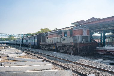 01 07 2009 Posta Ekspres Treninin Eski Siyah ve Beyaz Fotoğrafı Rajkot Tren İstasyonu Saurashtra Gujarat Hindistan Asya Platformu 'na giriyor.