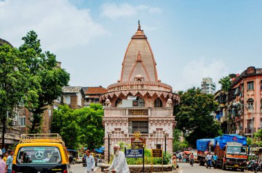 07 03 2011 Gol Deval ya da Yuvarlak Tapınak, Mumbai, Hindistan Asya 'da işlek bir yol olan Null Bazar' ın ortasında yer alan Şiva 'ya adanmış bir tapınak.