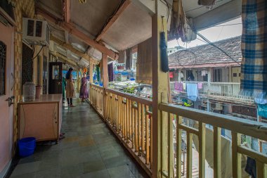 05 Ekim 2018 Eski Ahşap Tek katlı Chawl Datta Mandir Wadi Thakurdwar Mumbai Maharashtra INDIA Asya.