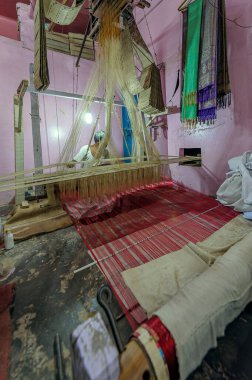08 24 2008 Geleneksel Banarsi İpek İplikler Loom İpek sari dokuma işçisi Sarnath 'da Banarsi İpek Saree yapıyor. Uttar Pradesh Hindistan Asya.