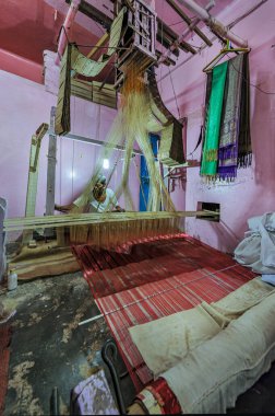 08 24 2008 Geleneksel Banarsi İpek İplikler Loom İpek sari dokuma işçisi Sarnath 'da Banarsi İpek Saree yapıyor. Uttar Pradesh Hindistan Asya.