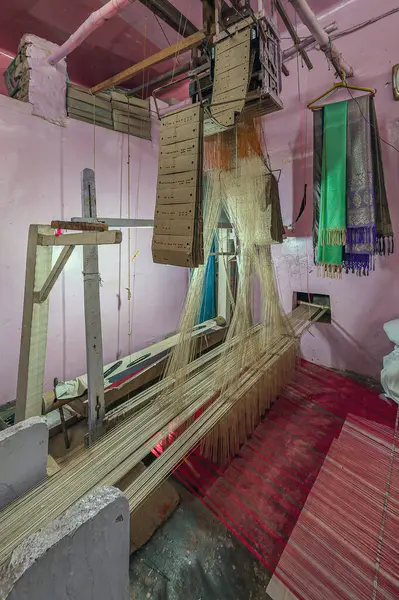 08 24 2008 Geleneksel Banarsi İpek İplikler Loom İpek sari dokuma işçisi Sarnath 'da Banarsi İpek Saree yapıyor. Uttar Pradesh Hindistan Asya.