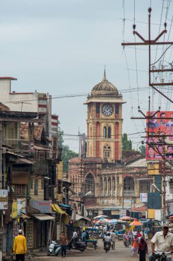 06 14 2017 Laxmi pazarının Eski Saat Kulesi ve çevresinde Miraj Bölgesi Kolhapur Maharashtra Hindistan Asya.