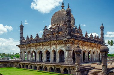 06 04 2008 Eski Mimar İbrahim Rauza, kısmen Tac Mahal 'e ilham veren bir Babür mozolesi. Bijapur, Hindistan Asya.