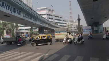 02 18 2024 Byculla Köprüsü. İkisi de Sayajirlaxman Silam adıyla Khada Parsi Heykeli Byculla 'da Hindistan, Mumbai' da Byculla 'da dolaşırken kaydedilmiş..