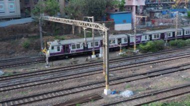 02 26 2024 Mumbai banliyö treni Medha EMU yerel istasyondan geçiyor, Ghatkopar Mumbai Hindistan Asya. 