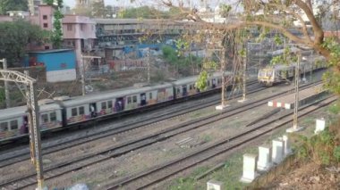 02 26 2024 Mumbai banliyö treni Medha EMU yerel istasyondan geçiyor, Ghatkopar Mumbai Hindistan Asya. 