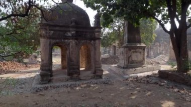 01 19 2023 Eski Koloni mimarisi Sura Gujarat Hindistan Asya Ermeni Mezarlığı.