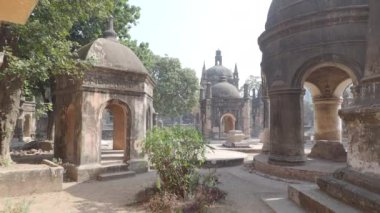01 19 2023 Eski Koloni mimarisi Sura Gujarat Hindistan Asya Ermeni Mezarlığı.