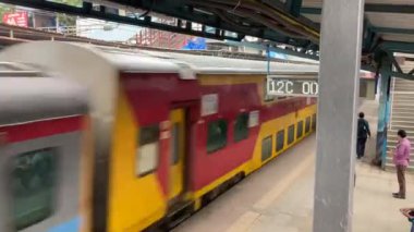 09 02 2024 Ahmedabad Mumbai Merkez Ekspresi W.R.Dadar İstasyonu Mumbai Maharashtra Hindistan Asya 'dan geçiyor..