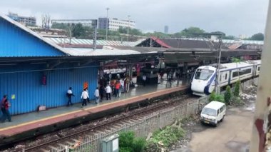 08 03 2024 Vande Bharat treni Kalyan Tren İstasyonu Maharashtra INDIA Asya