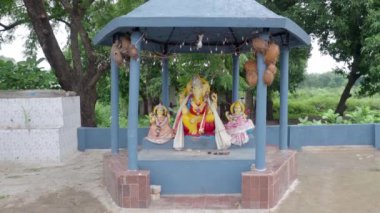 08 21 2023 Oyunlar Küçük Hindu türbesi Ganesh Vadodara, Gujarat Hindistan Asya 'dan 45 km uzaklıktaki Pavagad Champaner yolunda.