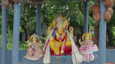 08 21 2023 Oyunlar Küçük Hindu türbesi Ganesh Vadodara, Gujarat Hindistan Asya 'dan 45 km uzaklıktaki Pavagad Champaner yolunda.