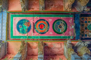 08 22 2009 Tavanda Renkli Tasarım muhteşem koridorlarda ve tapınağın devasa heykel sütunlarında Rameswaram Tamil Nadu Hindistan Asya.