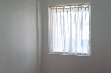 12 18 2010 Vintage Old Wooden Model House ve Racks stüdyoda beyaza boyandı ve Beyaz Perde gün ışığı olarak Kalbadevi Mumbai Maharashtra Hindistan Asya 'da göründü.