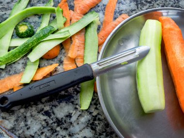 09 25 2024 Çelik Sebze Salatalık Patates Havuç Soyacağı Poha CHERER POLAW Lokgram Kalyan Maharashtra Hindistan Asya.