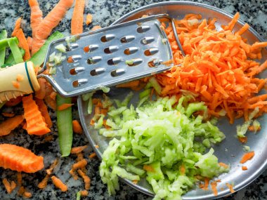 09 25 2024 Hindistan cevizi rendeleme ve havuç çiçeği için kullanılan iki tip Grater Poha CHERER POLAW Lokgram Kalyan Maharashtra Hindistan Asya.