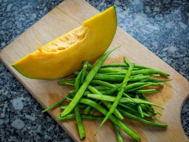 09 26 2024 Yiyecek ve Sebze Kabağı. Guar fasulyesi ya da kesim tahtası Lokgram Kalyan Maharashtra Hindistan Asya 'da fasulye..