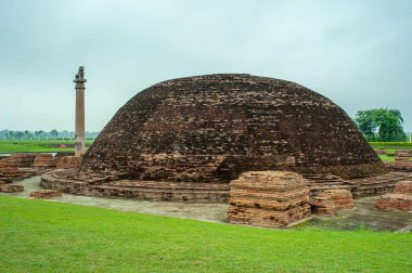 08 27 2008 Eski Stupa ve Pillar Ashoka 'nın anısına Vaishali, Bihar, Hindistan Asya' da..