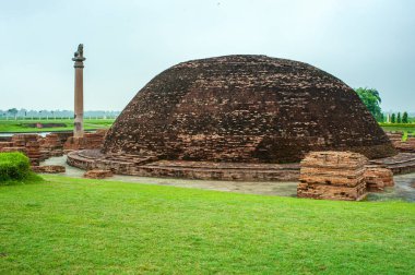 08 27 2008 Eski Stupa ve Pillar Ashoka 'nın anısına Vaishali, Bihar, Hindistan Asya' da..