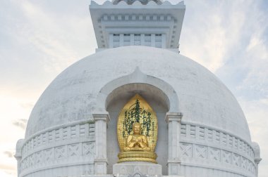 Vishwa Shanti Stupa, Rajgir, Bihar, Hindistan Asya 'daki Altın Buda Heykeli' nde Eski Buda Hayatı..