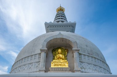 Vishwa Shanti Stupa, Rajgir, Bihar, Hindistan Asya 'daki Altın Buda Heykeli' nde Eski Buda Hayatı..