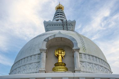 Vishwa Shanti Stupa, Rajgir, Bihar, Hindistan Asya 'daki Altın Buda Heykeli' nde Eski Buda Hayatı..