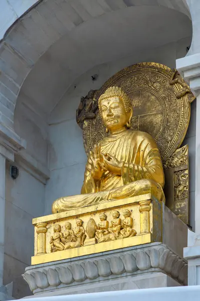 Vishwa Shanti Stupa, Rajgir, Bihar, Hindistan Asya 'daki Altın Buda Heykeli' nde Eski Buda Hayatı..