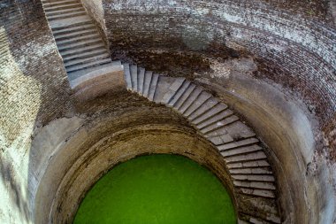 11 26 2006 Vintage Old Helical stepwell, UNESCO dünya mirası 1.2 metre genişliğindeki merdiven kuyu kuyusu, Champaner, Gujarat, Hindistan ve Asya 'nın duvarlarından aşağı sarkıyor.