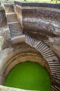11 26 2006 Vintage Old Helical stepwell, UNESCO dünya mirası 1.2 metre genişliğindeki merdiven kuyu kuyusu, Champaner, Gujarat, Hindistan ve Asya 'nın duvarlarından aşağı sarkıyor.