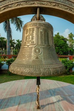 10 02 20005 Sarnath, Uttar Pradesh, Hindistan Asya 'da Mulagandhakuti Vihara' ya bitişik devasa vintage çan.