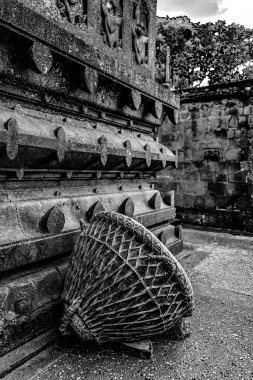 08 18 2006 Eski Siyah ve Beyaz Choughada Fotoğrafı Grishneshwar Tapınak-Taş Duvarı 'nın dışında uğurlu Davullar Verul Ellora Aurangabad MAHARASHTRA INDIA Asya,