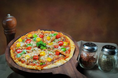 02 17 2017 Dilimlenmiş pizzayı ahşap tabakta kapatın. Büyüyen Lokgram Kalyan Maharashtra Hindistan Asya.