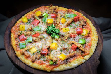 02 17 2017 Dilimlenmiş pizzayı ahşap tabakta kapatın. Büyüyen Lokgram Kalyan Maharashtra Hindistan Asya.