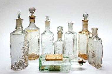 12: 07 Eski Ev yapımı Antika Koleksiyonlu Cam Şişeler ve Jars Lokgram Kalyan Maharashtra Hindistan Asya.