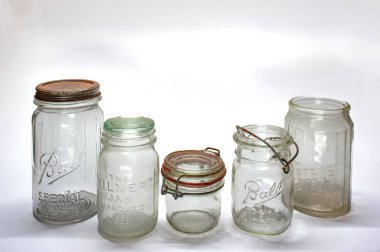 12: 07 Eski Ev yapımı Antika Koleksiyonlu Cam Şişeler ve Jars Lokgram Kalyan Maharashtra Hindistan Asya.