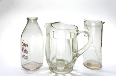 12: 07 Eski Ev yapımı Antika Koleksiyonlu Cam Şişeler ve Jars Lokgram Kalyan Maharashtra Hindistan Asya.