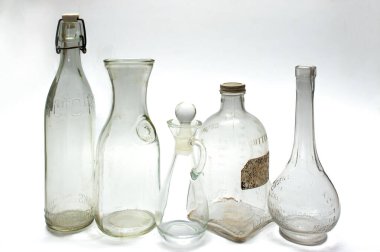 12: 07 Eski Ev yapımı Antika Koleksiyonlu Cam Şişeler ve Jars Lokgram Kalyan Maharashtra Hindistan Asya.