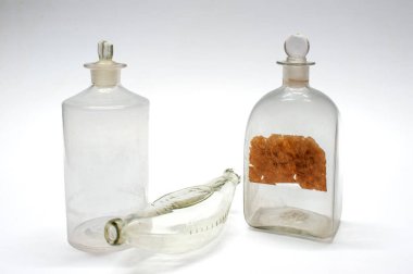 12: 07 Eski Ev yapımı Antika Koleksiyonlu Cam Şişeler ve Jars Lokgram Kalyan Maharashtra Hindistan Asya.