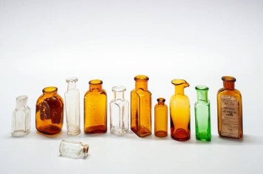 12: 07 Eski Ev yapımı Antika Koleksiyonlu Cam Şişeler ve Jars Lokgram Kalyan Maharashtra Hindistan Asya.