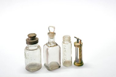 12: 07 Eski Ev yapımı Antika Koleksiyonlu Cam Şişeler ve Jars Lokgram Kalyan Maharashtra Hindistan Asya.