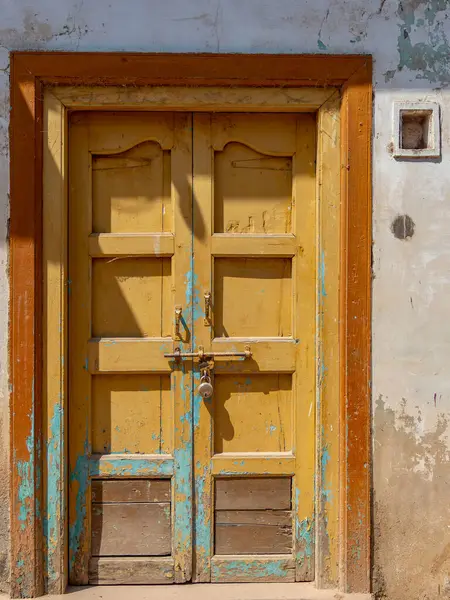 03 10 2024 Klasik Köy Evi mimarisi ahşap kapı Kukadia Idar SabArkantha Kuzey Gujarat Hindistan Asya